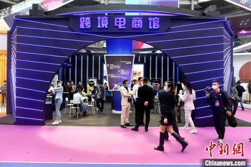 本届海博会首次设立跨境电商馆。　吕明 摄