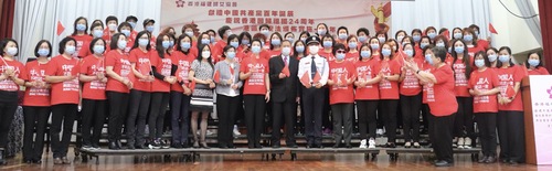 活动中，大家手持国旗、区旗，一起高唱《歌(262719)-20210420141202