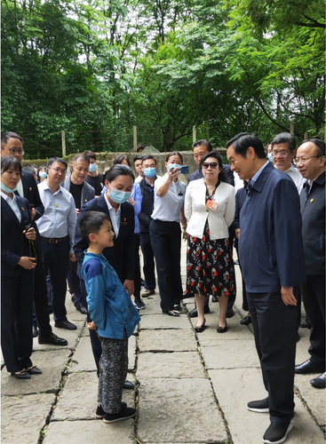 刘奇葆副主席与饰演“小萝卜头”的小学生亲切交谈 刘奇葆副主席与饰演“小萝卜头”的小学生亲切交谈