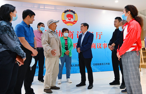 图为，活动结束后，群众依然对焦点问题和领(356580)-20210603081501