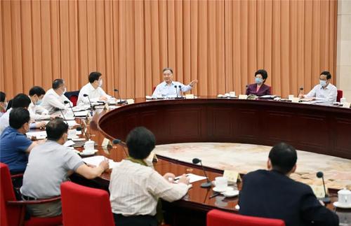 中共中央政治局常委、全国政协主席汪洋4日在京主持召开会议，听取全国政协专家协商会工作进展情况的汇报。人民政协报·人民政协网记者贾宁 摄