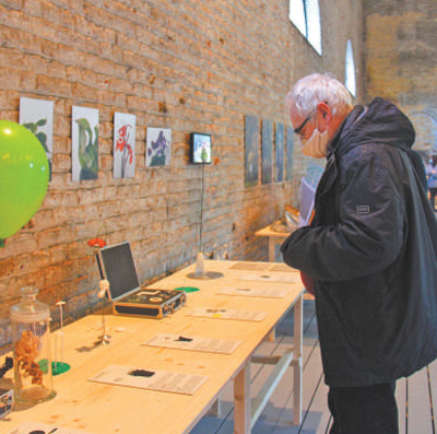 在比利时格朗霍奴矿区厂房改造的博物馆，游客参观展览。