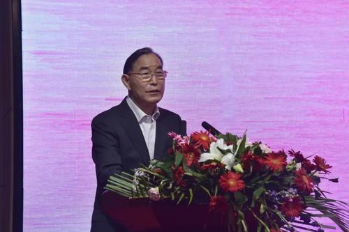 十二届全国政协委员、原农业部党组成员、中国丝绸桑蚕品牌集群主席朱保成致辞
