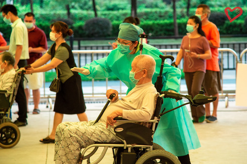 吴丽珠委员担任志愿者扶助行动不便的老人检测核酸 吴丽珠委员担任志愿者扶助行动不便的老人检测核酸