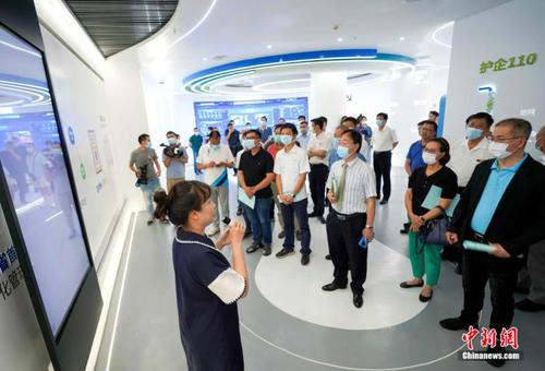 考察蓝田开发区“爱企管家”平台。李杰 摄