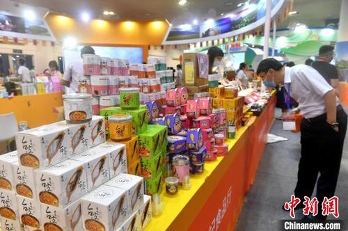 台湾食品吸引观展者。　吕明 摄