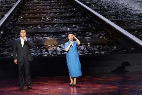 《西去列车的窗口》节选 作者：贺敬之 朗诵：杨学明(民建会员  广西民族大学传媒学院院长、教授) （右）  芦俊文(《当代广西》杂志社编辑)