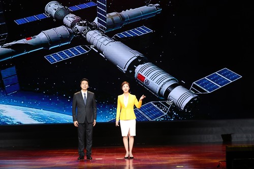 《我骄傲，我是中国人》 作者：王怀让 朗诵：彭庆华(广西艺术学院党政办副主任) （左）  李嘉(广西广播电视台主持人 )