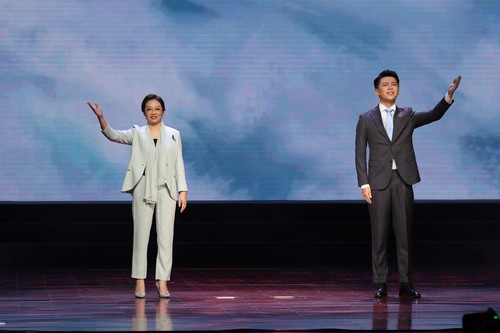 《大海洋》节选 作者：洪三泰 朗诵：潘艳（自治区政协委员  广西榜样传媒集团董事长）（左） 张朝政（广西广播电视台主持人 ）