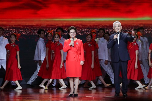 《百年庆典》 作者：静水流深 朗诵：于同云（民盟盟员 国家一级演员 中国话剧金狮奖表演奖获得者） （右） 杨学明（民建会员 广西民族大学传媒学院院长、教授 ）