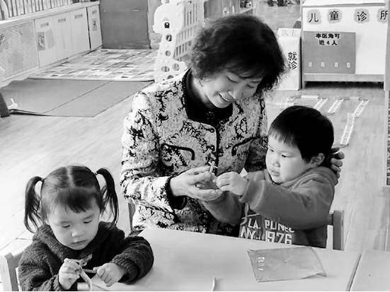 李燕和孩子们一起做手工 受访者供图 李燕和孩子们一起做手工 受访者供图