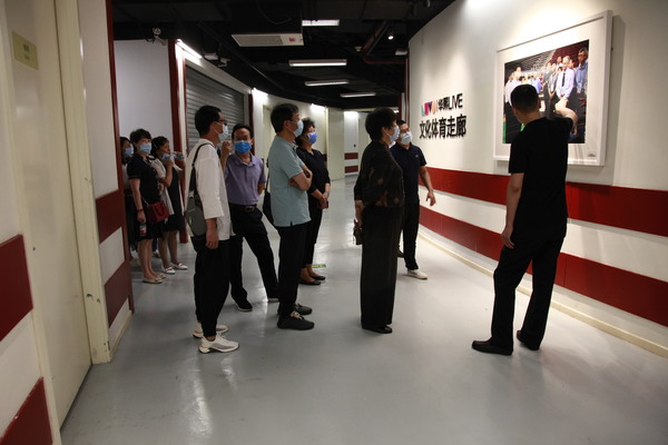委员们参观华熙LIVE文化体育走廊