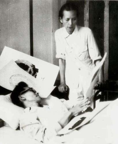 梁思成在病床上与林徽因讨论国徽设计方案