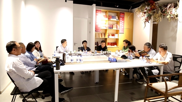委员们进行座谈交流