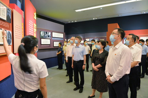 天津市政协组织委员、机关干部参观主题档案文献展