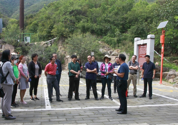 炭厂村党支部书记为区政协委员们讲解炭厂村历史 炭厂村党支部书记为区政协委员们讲解炭厂村历史