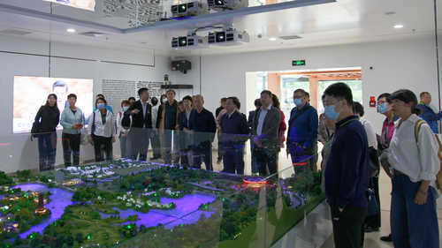 常委们观看雁栖湖生态发展示范区模型 常委们观看雁栖湖生态发展示范区模型