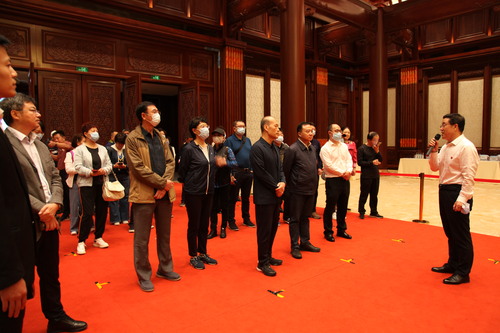 常委们参观APEC会议展示中心1 常委们参观APEC会议展示中心1