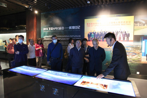 常委们参观APEC会议展示中心2 常委们参观APEC会议展示中心2