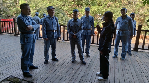 机关干部们听讲解员介绍八路军英勇抗战的历史故事 机关干部们听讲解员介绍八路军英勇抗战的历史故事