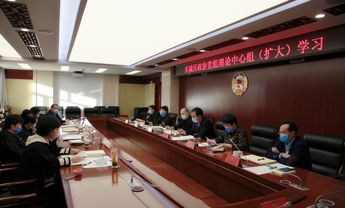 与会同志围绕选定篇目研讨交流 与会同志围绕选定篇目研讨交流