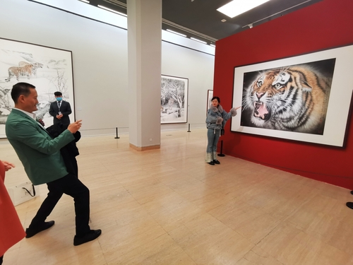 ▲“慷慨啸歌——孟祥顺画虎艺术展”展览现场 贾宁 摄 ▲“慷慨啸歌——孟祥顺画虎艺术展”展览现场 贾宁 摄