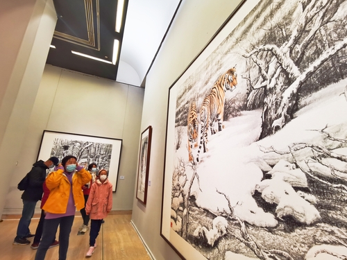 ▲“慷慨啸歌——孟祥顺画虎艺术展”展览现场 贾宁 摄1 ▲“慷慨啸歌——孟祥顺画虎艺术展”展览现场 贾宁 摄1