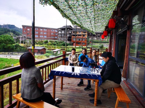 “乡村振兴 委员行动”主题采访组在广西柳州市三江侗族自治县采访 潘柯君 摄 “乡村振兴 委员行动”主题采访组在广西柳州市三江侗族自治县采访 潘柯君 摄