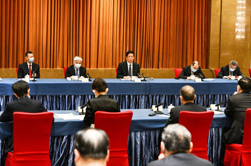 3月6日，中共中央政治局常委、全国人大常委会委员长栗战书看望出席全国政协十三届五次会议的民盟、民进界委员并参加讨论。