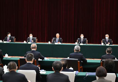 3月6日，中共中央政治局常委、全国政协主席汪洋看望出席全国政协十三届五次会议的民建、工商联界委员并参加讨论。新华社记者 李响 摄