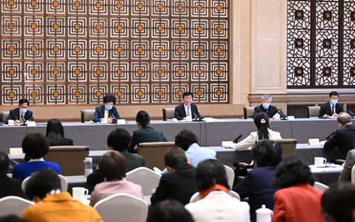 3月6日，中共中央政治局常委、中央书记处书记王沪宁看望出席全国政协十三届五次会议的共青团、总工会、妇联、青联界委员并参加讨论。新华社记者 申宏 摄