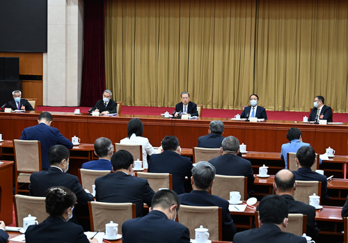 3月6日，中共中央政治局常委、中央纪委书记赵乐际看望出席全国政协十三届五次会议的九三学社、无党派人士界委员并参加讨论。新华社记者 张领 摄
