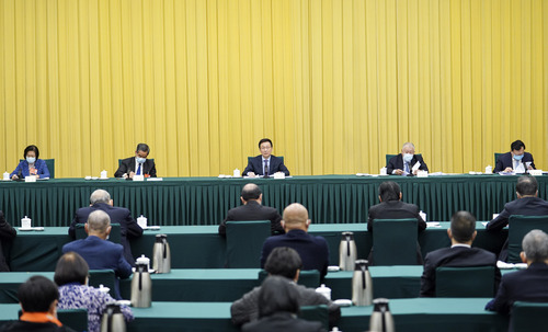 3月6日，中共中央政治局常委、国务院副总理韩正看望出席全国政协十三届五次会议的港澳地区全国政协委员并参加讨论。新华社记者 殷博古 摄