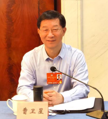 全国政协常委、民盟中央副主席、欧美同学会副会长、自然资源部原副部长曹卫星出席政协第十三届全国委员会第五次会议。