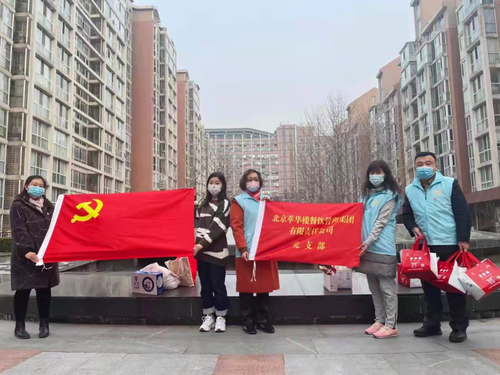 4. 委员为一线工作人员捐赠物资