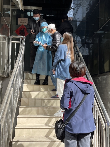 机关干部协助居民解除弹窗 机关干部协助居民解除弹窗