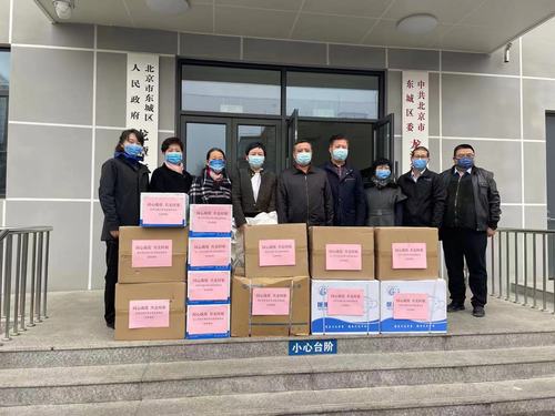 2. 委员为一线工作人员捐赠防疫物资 2. 委员为一线工作人员捐赠防疫物资