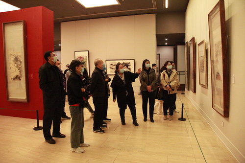 委员们欣赏艺术画作 委员们欣赏艺术画作