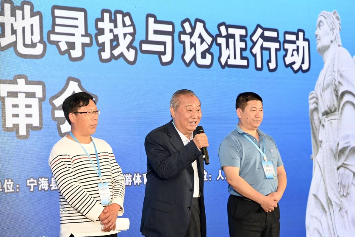 江西上饶70多岁的吴长庚教授代表弋阳参加终审会答辩