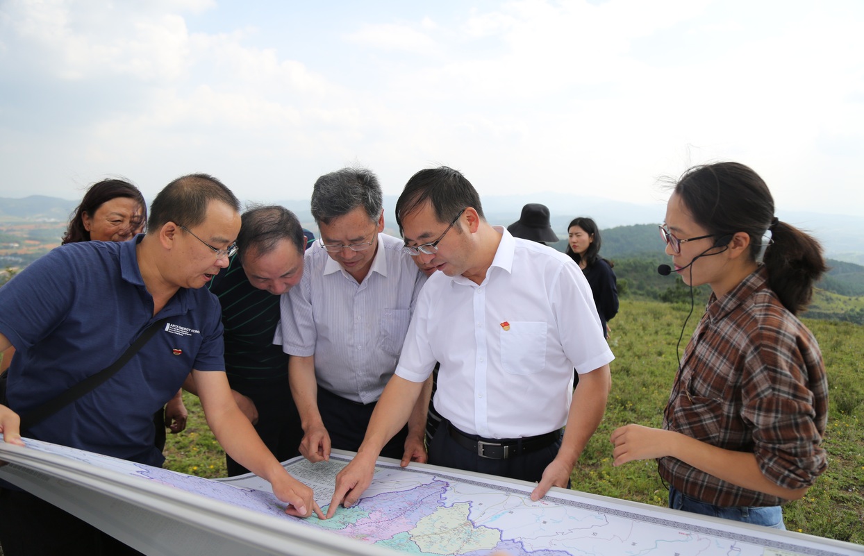 2020年9月，寻甸县委书记何健升、县政协主席肖正坤率队实地踏勘《徐霞客游记》中记载的必寨小尖山