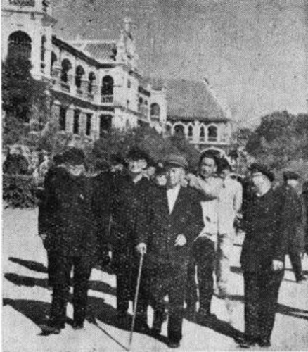 1957年12月12日陈嘉庚带领出席全国侨联第一届第二次会议的委员参观集美学校。左起方方、陈其瑗、陈嘉庚、庄明理。