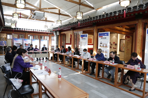 1. 与会委员与专家学者热烈交流