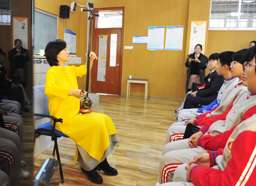 张朋向学生们展示了雷琴的模仿能力2 张朋向学生们展示了雷琴的模仿能力2