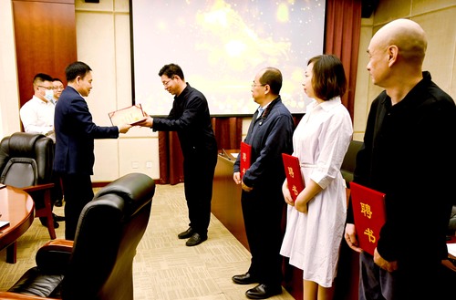 区政协主席张德启为6人颁发社会治理研究组(1035313)-20220425165428