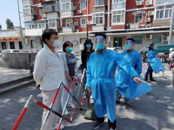 2东城区政协党组副书记、副主席到龙潭街道核酸检测点检查工作并慰问干部