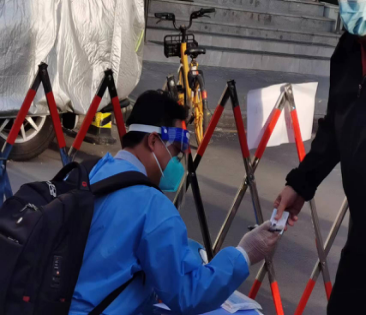 5东城区政协干部到核酸检测点支援工作