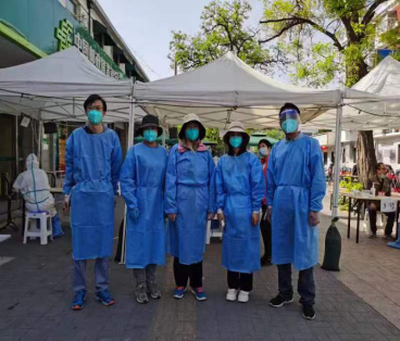 6东城区政协干部到核酸检测点支援工作