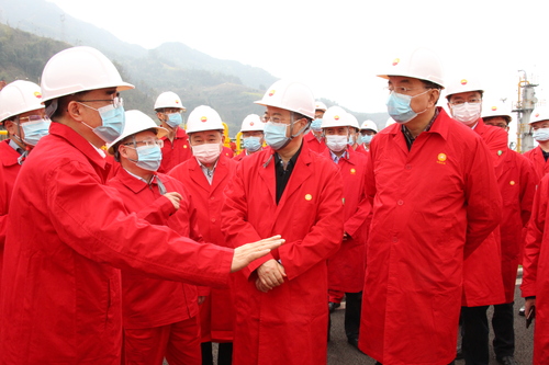 委员们在西南油气田公司宁201井调研四川(1124468)-20220613154045