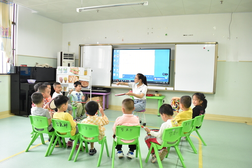 图:康复教师为残疾儿童授课 图:康复教师为残疾儿童授课