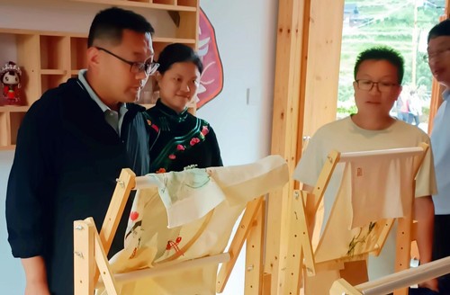 刘宇丰(右1)在遵黔东南州开展投资考察